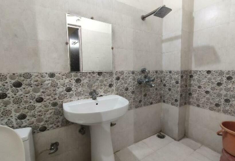 בית מלון כפרי Oyo 82962 Kusum Palace Banquet Hall