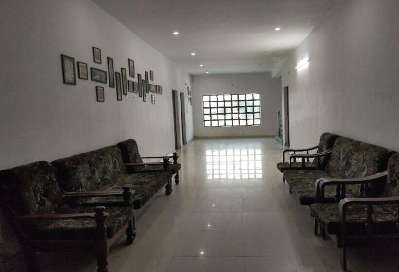 בית מלון כפרי Oyo 82962 Kusum Palace Banquet Hall