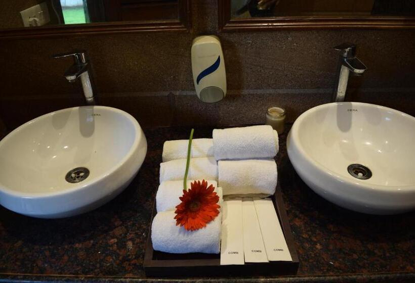 אתר נופש Sea Breeze Sarovar Portico Varca Goa