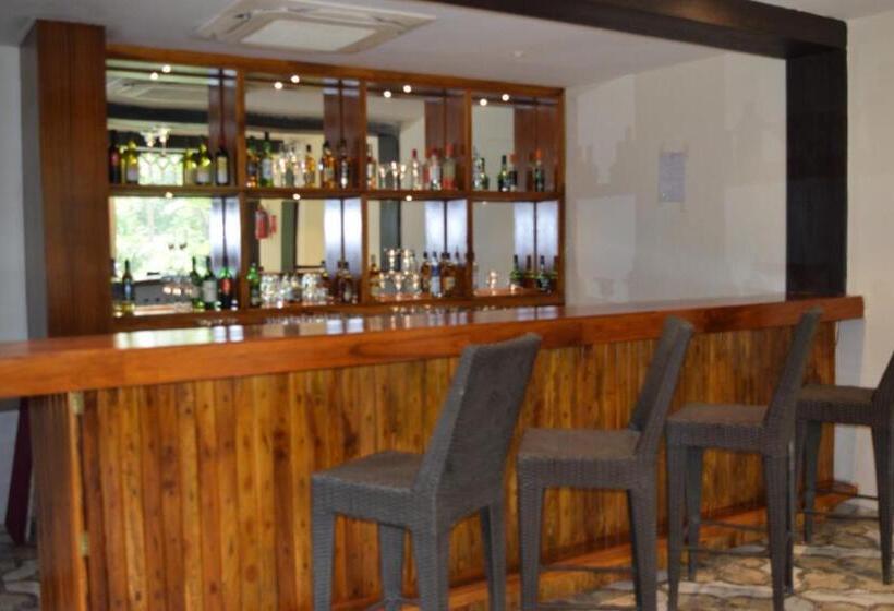 אתר נופש Sea Breeze Sarovar Portico Varca Goa