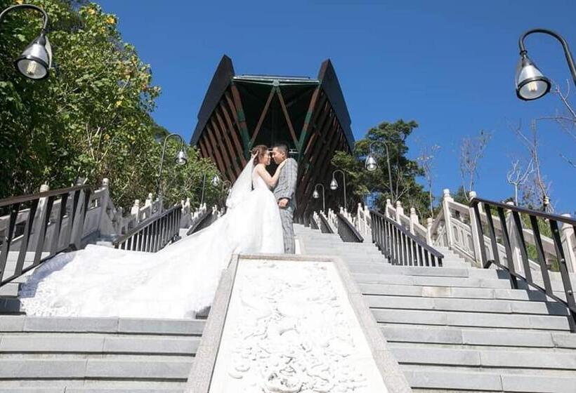 هاستل God’s Queen Esther