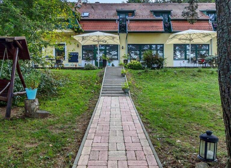 مبيت وإفطار Apát Panzió és étterem
