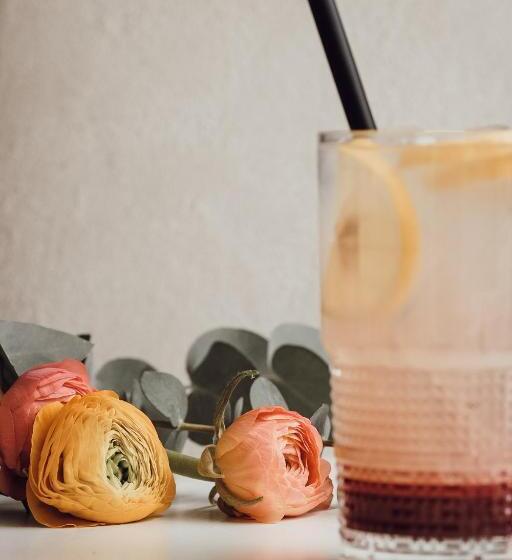 تختخواب و صبحانه Layer Residences