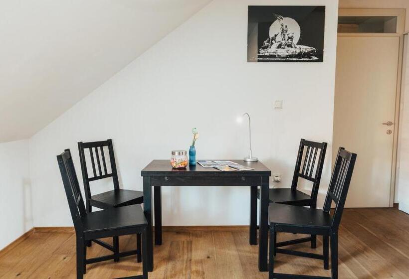 تختخواب و صبحانه Layer Residences