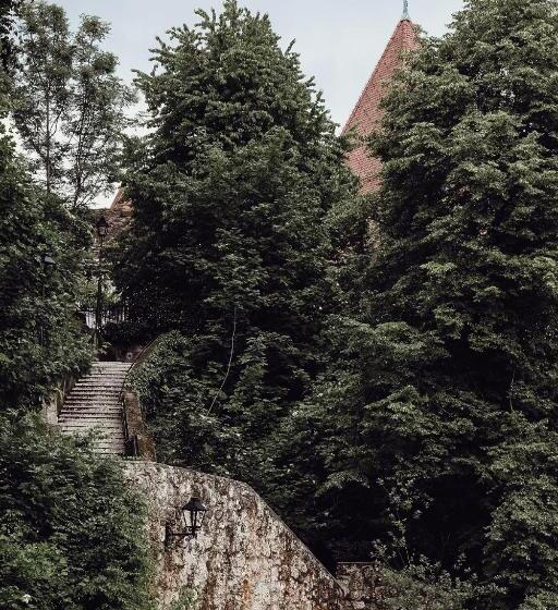 تختخواب و صبحانه Layer Residences