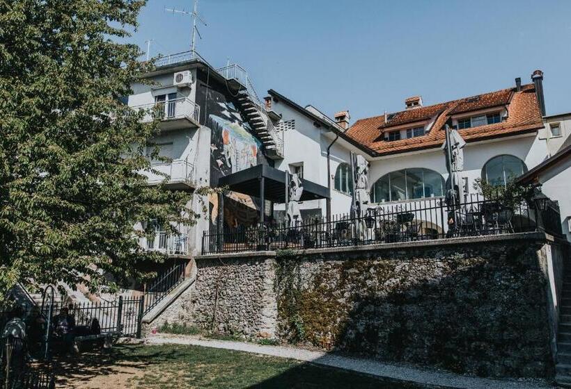 تختخواب و صبحانه Layer Residences