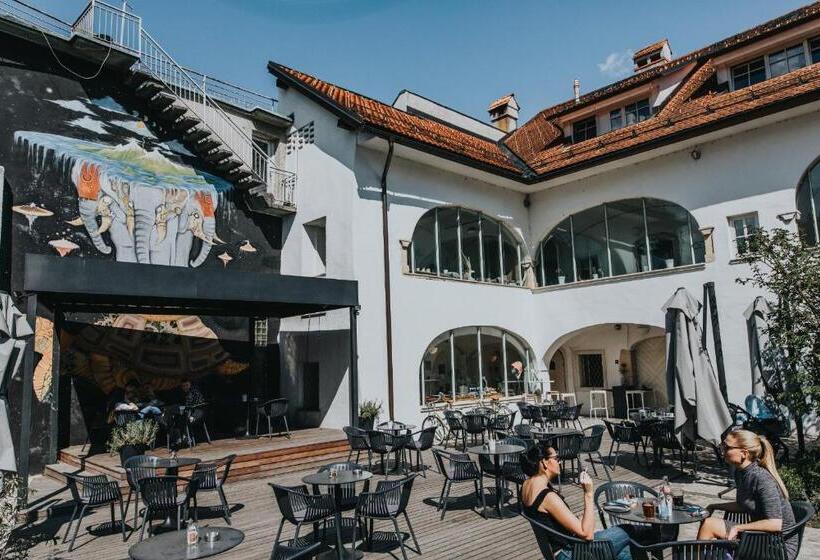 تختخواب و صبحانه Layer Residences