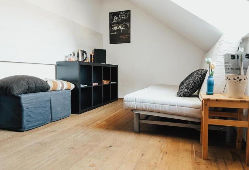 تختخواب و صبحانه Layer Residences