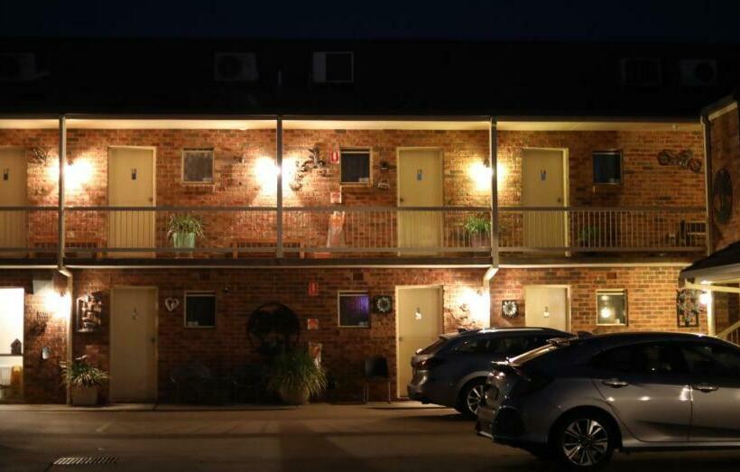 هتل All Settlers Motor Inn Parkes