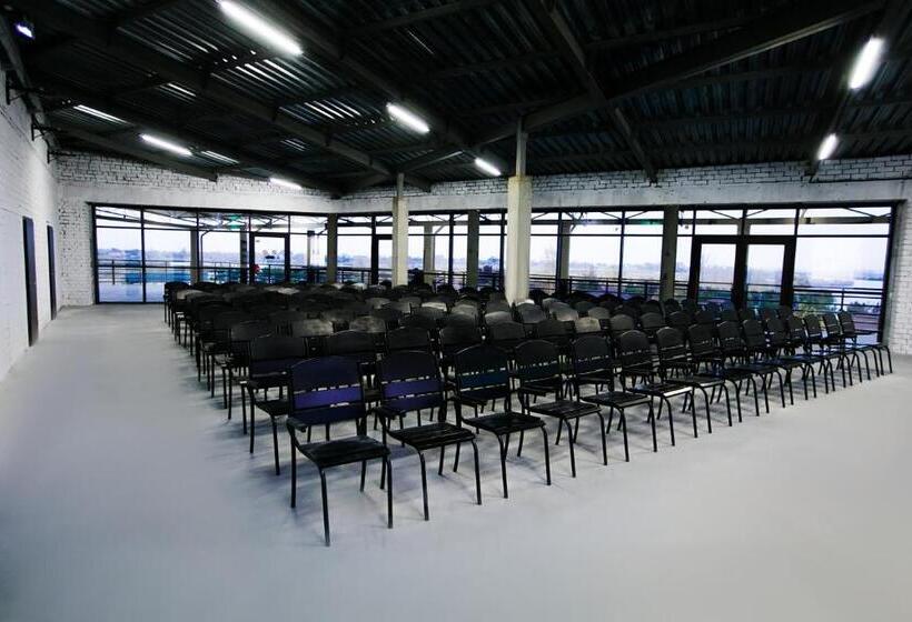 هتل Ostrov River Club