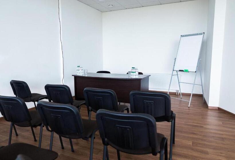 هتل Ostrov River Club