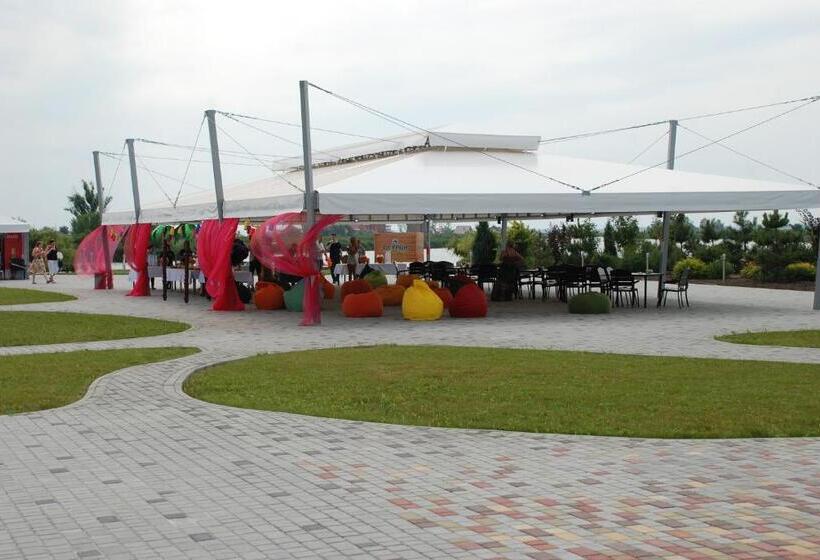 هتل Ostrov River Club