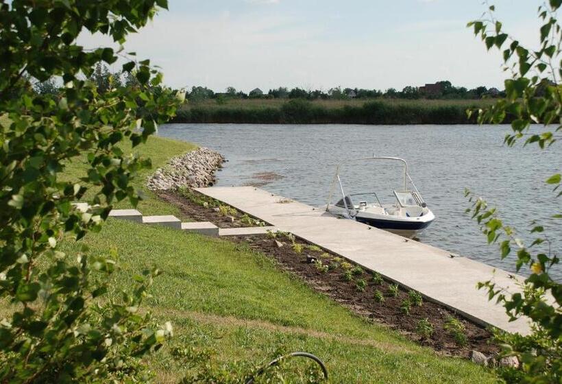 בית מלון כפרי Ostrov River Club