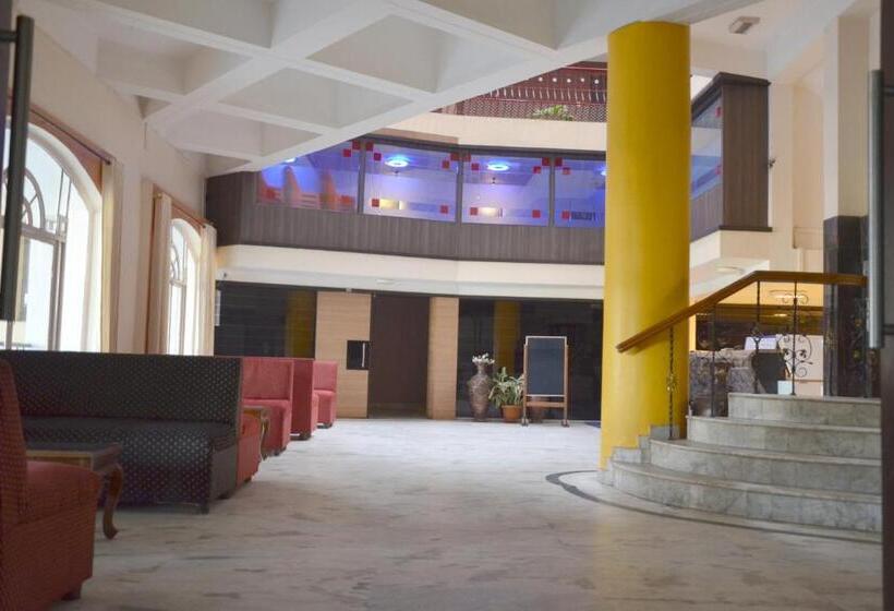 فندق Pooja International