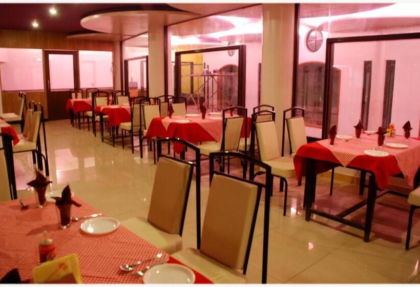 فندق Pooja International