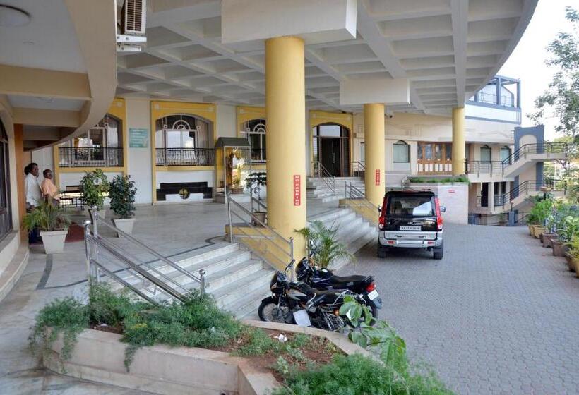 فندق Pooja International