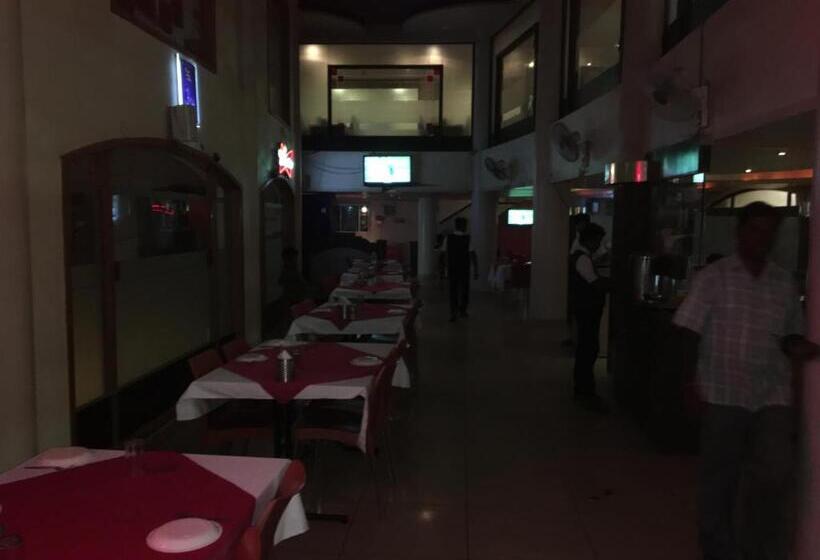 فندق Pooja International