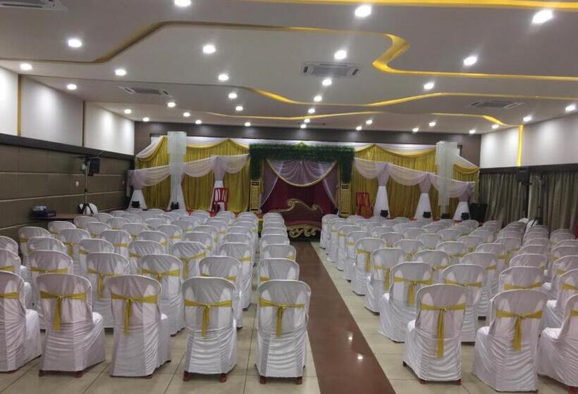 فندق Pooja International