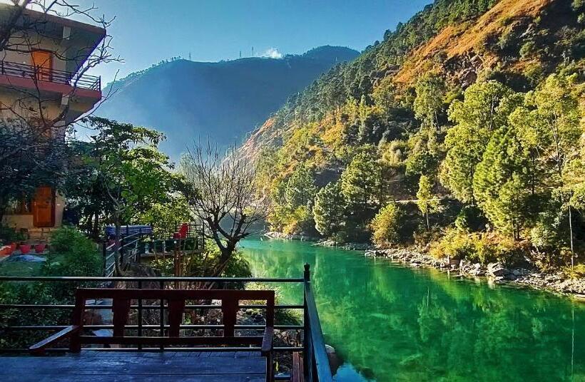 ホテル Tirthan Grand Riverside