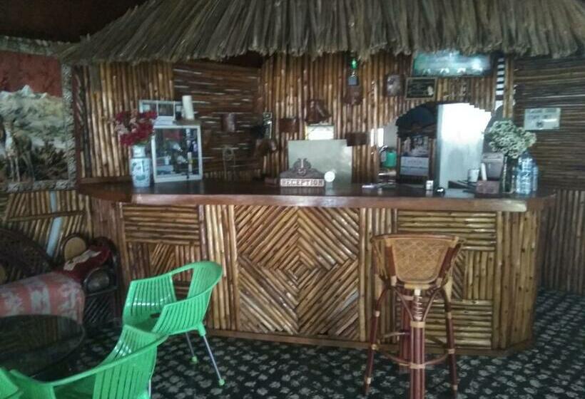 Пансион Bernard Guest House & Resto Redpartner