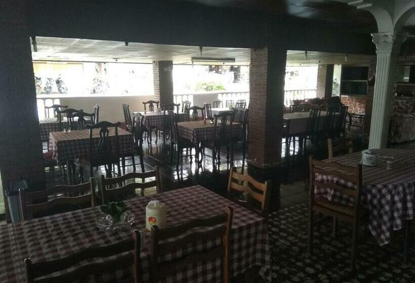 Пансион Bernard Guest House & Resto Redpartner