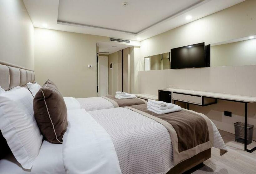 בית מלון כפרי Royal East Resort