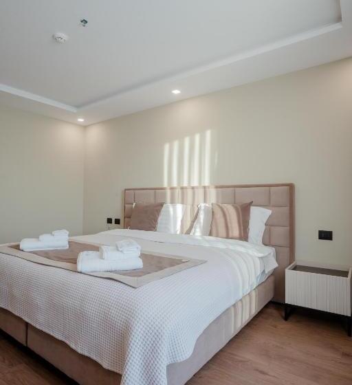 فندق Royal East Resort