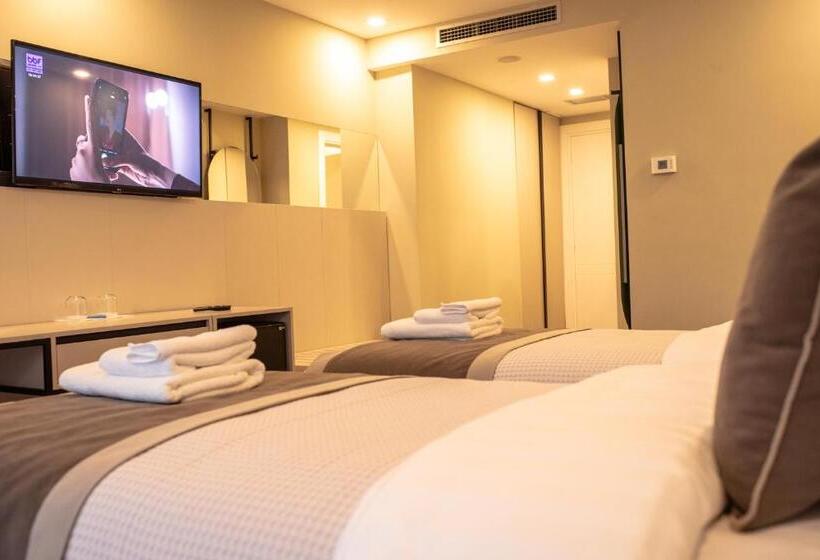 בית מלון כפרי Royal East Resort