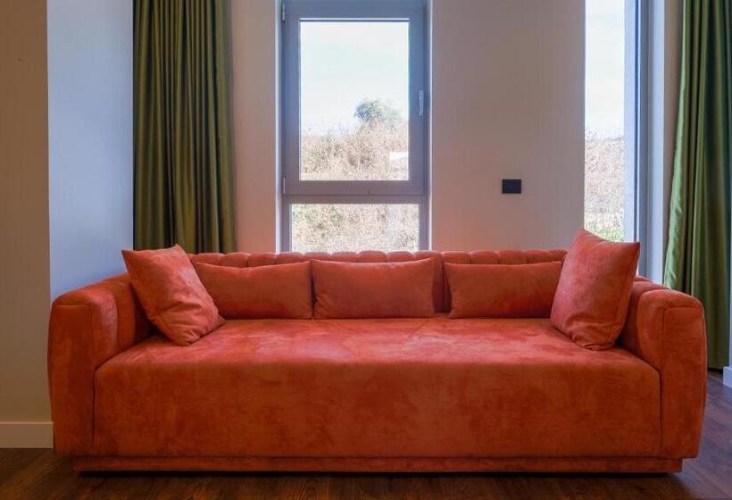 בית מלון כפרי Royal East Resort