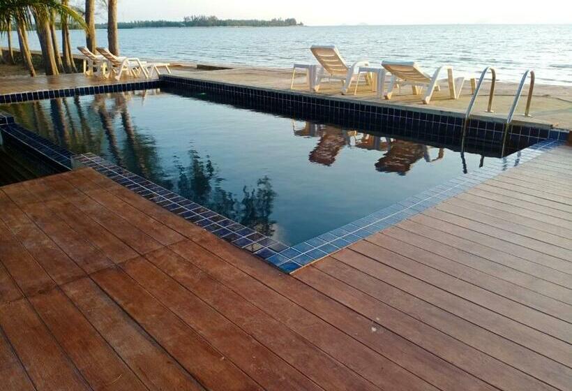 호텔 The Chevalley Beach Resort