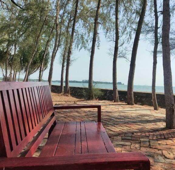 호텔 The Chevalley Beach Resort