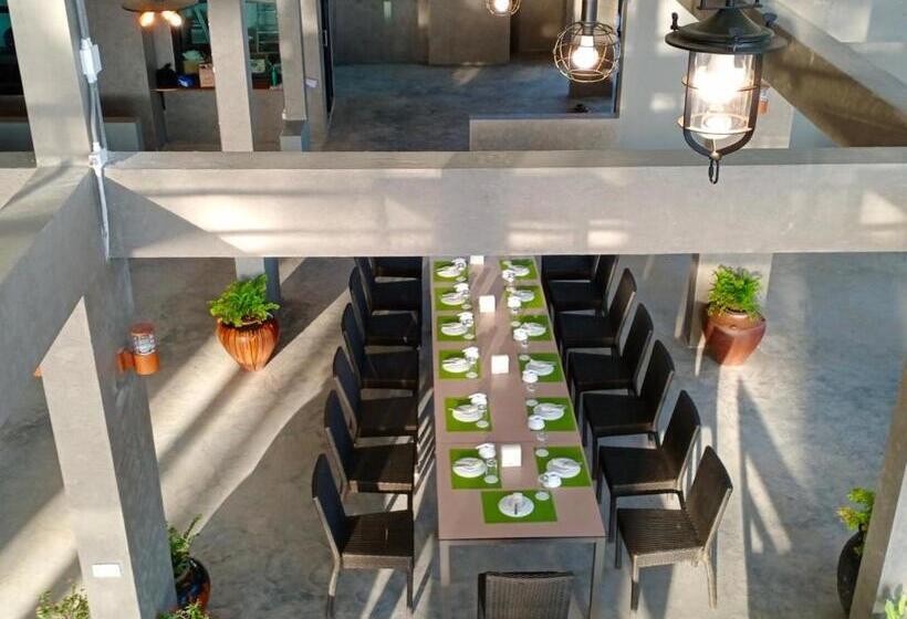 호텔 The Chevalley Beach Resort