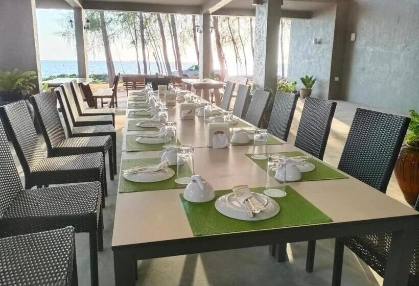 호텔 The Chevalley Beach Resort