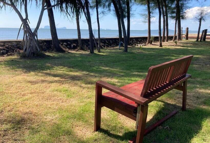 호텔 The Chevalley Beach Resort