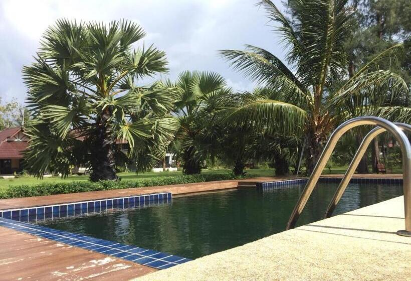 호텔 The Chevalley Beach Resort