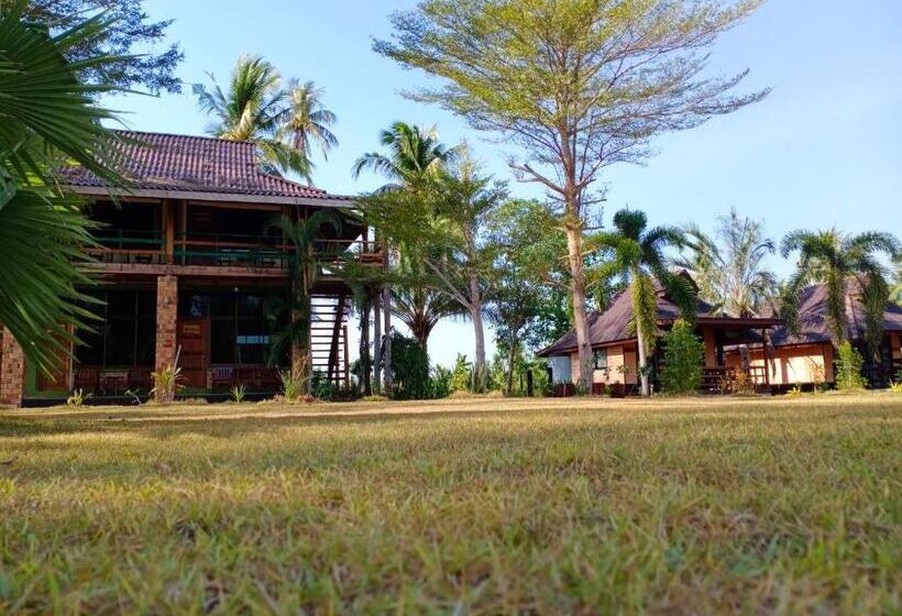 호텔 The Chevalley Beach Resort