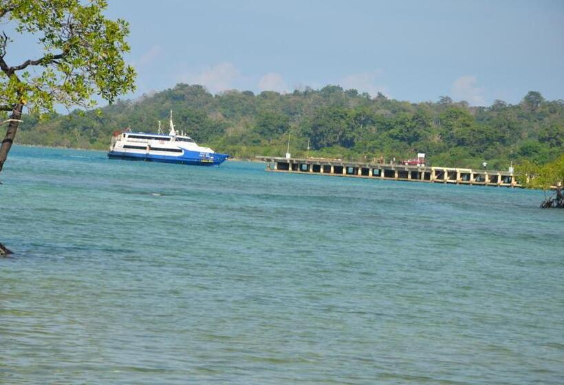 Coconhuts Beach Resort