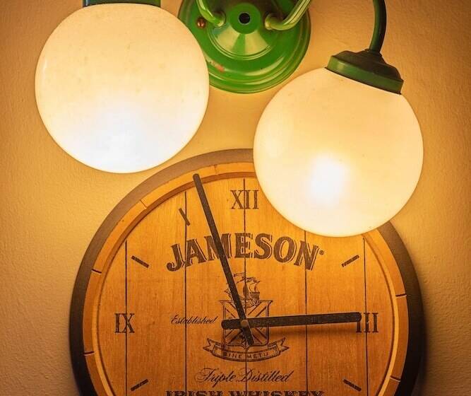 Larkins Pub Restaurant And B&b