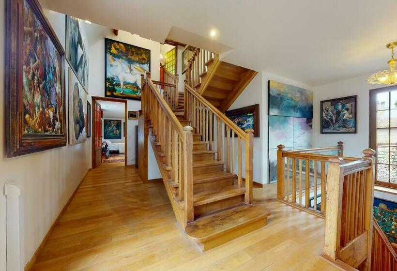 Bed and Breakfast Besharat Gallery & Museum