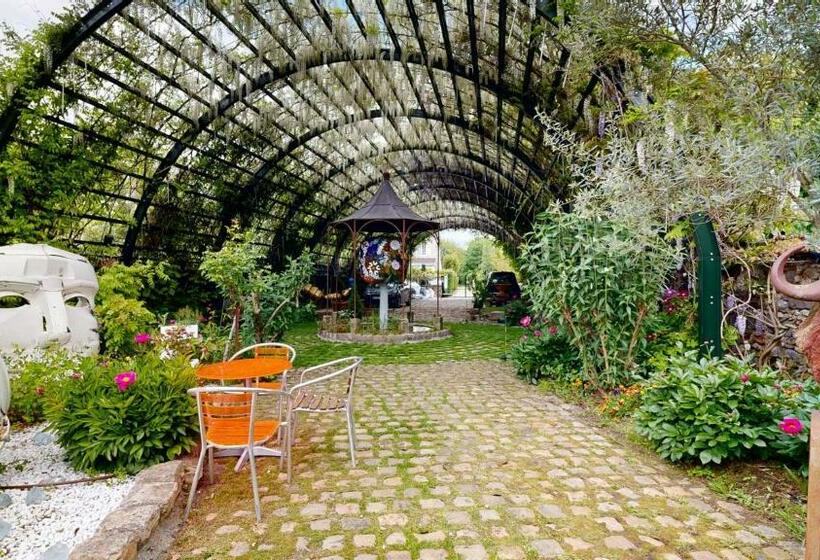 Bed and Breakfast Besharat Gallery & Museum