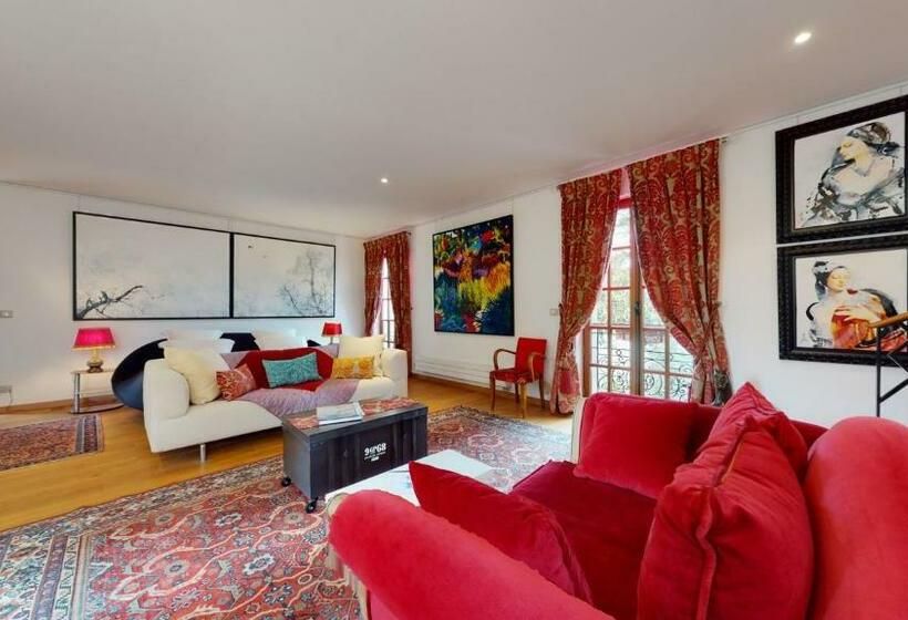 Bed and Breakfast Besharat Gallery & Museum