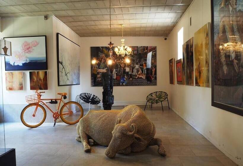 Bed and Breakfast Besharat Gallery & Museum