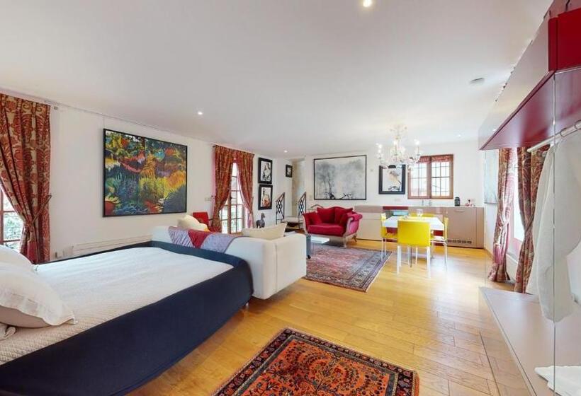 Bed and Breakfast Besharat Gallery & Museum