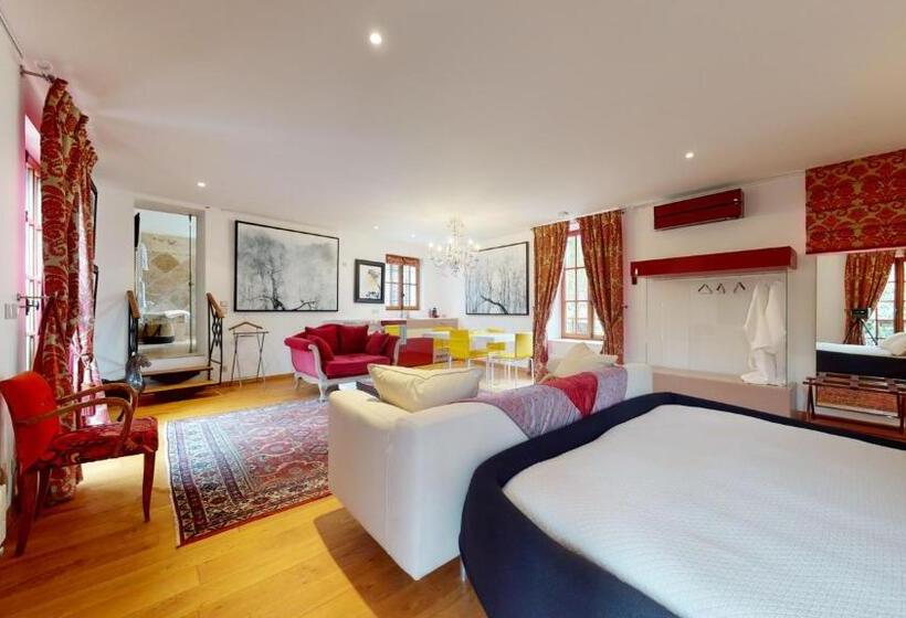 Bed and Breakfast Besharat Gallery & Museum