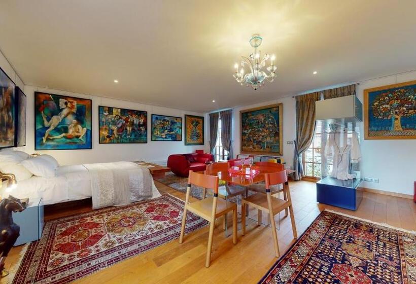 Bed and Breakfast Besharat Gallery & Museum