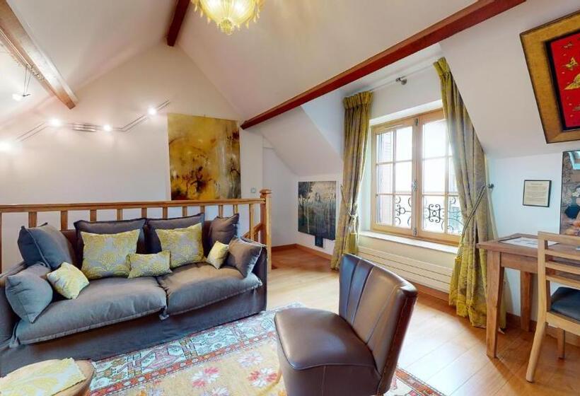 Bed and Breakfast Besharat Gallery & Museum