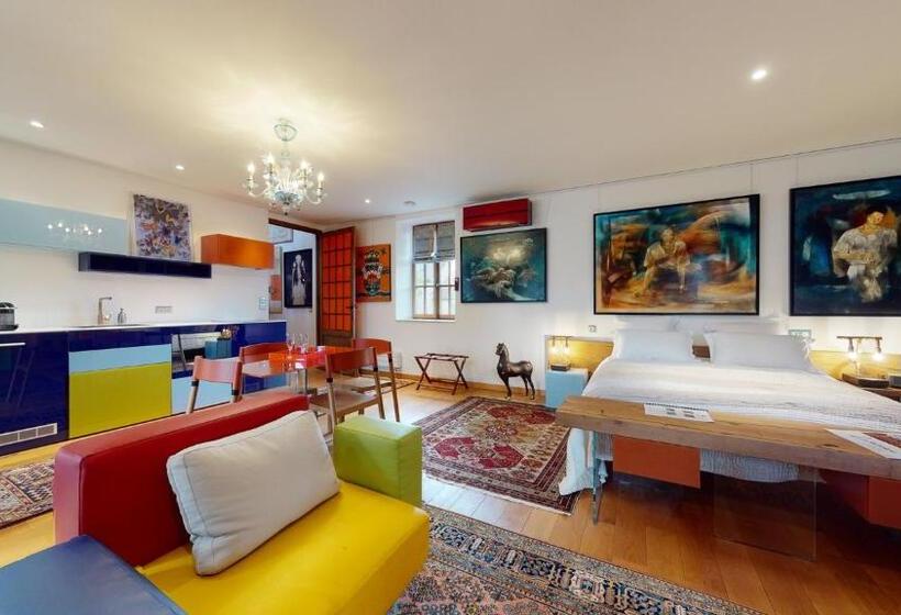 Bed and Breakfast Besharat Gallery & Museum