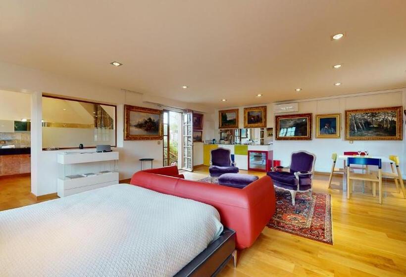 Bed and Breakfast Besharat Gallery & Museum