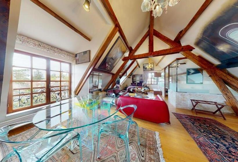 Bed and Breakfast Besharat Gallery & Museum