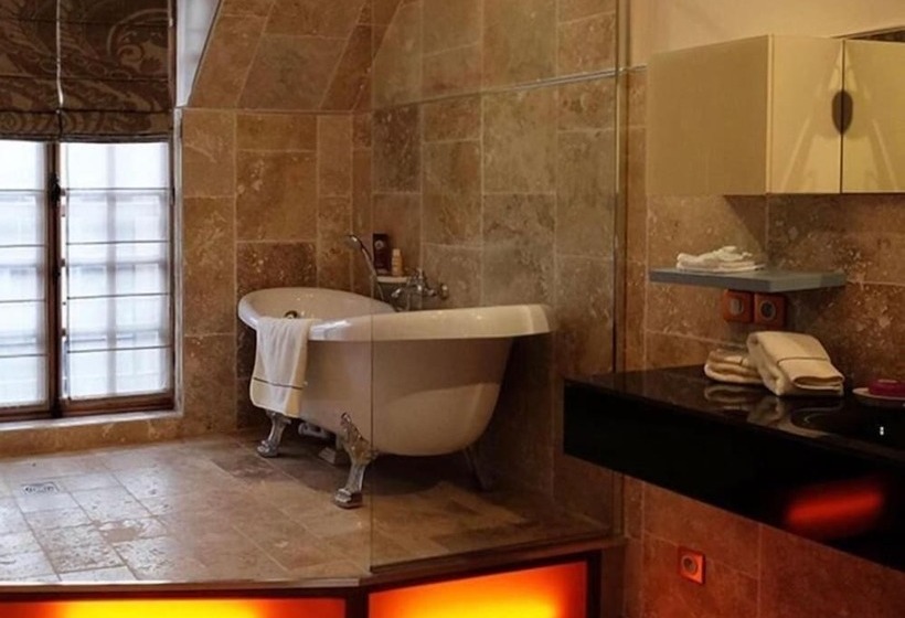 Bed and Breakfast Besharat Gallery & Museum